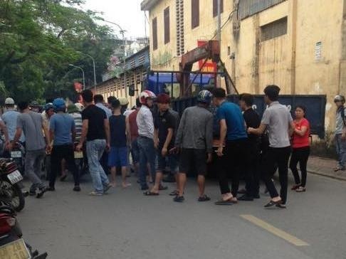 Oto tai cuon ca gia dinh vao gam, thai phu phai sinh non o hien truong hinh anh