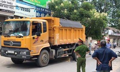 9X tu vong duoi gam xe tai hinh anh