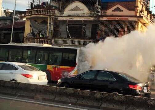 Xe buyt boc khoi ngun ngut giua nang nong hinh anh