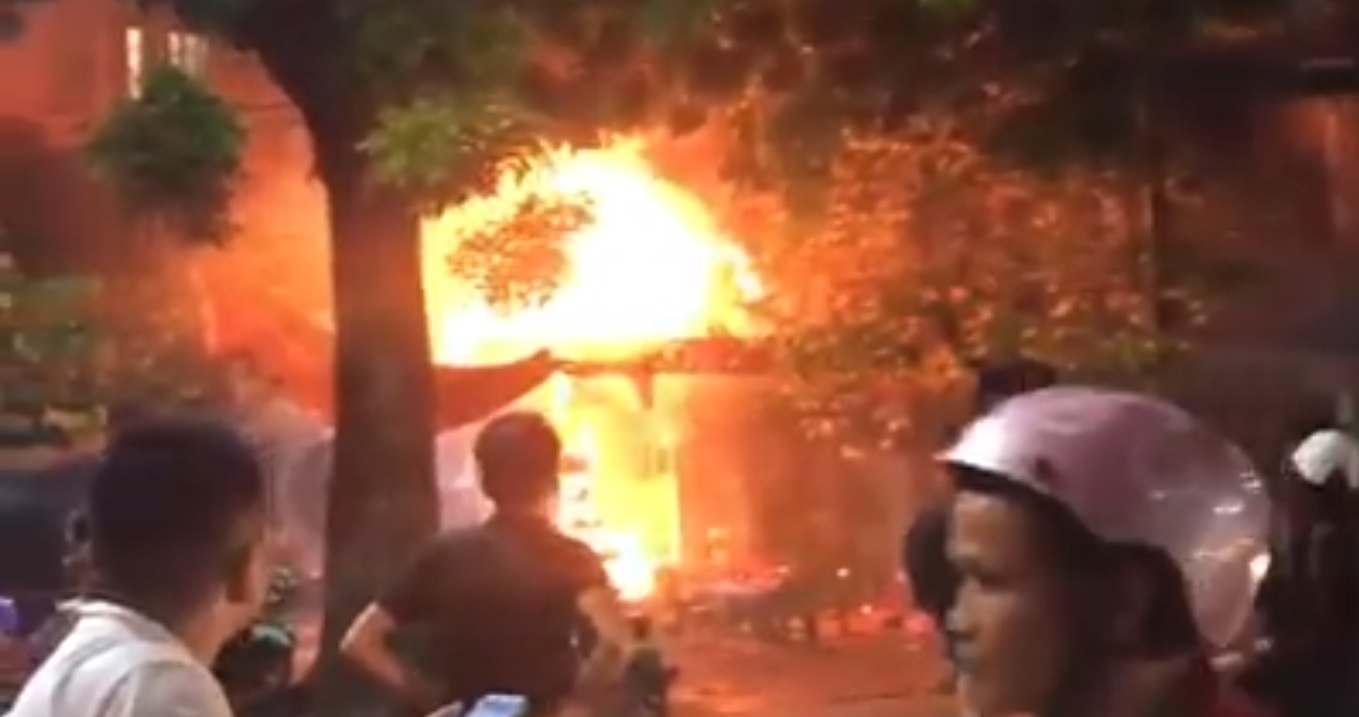 Quan bia boc chay du doi, nhieu nguoi lieu minh nhay lau thoat than hinh anh