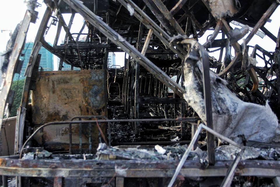 Hien truong vu chay xe khach khien 3 nguoi thuong vong o Ha Noi hinh anh