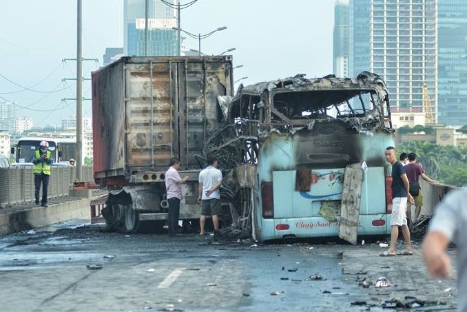 Xe khach chay tro khung sau va cham, mot ba bau tu vong hinh anh