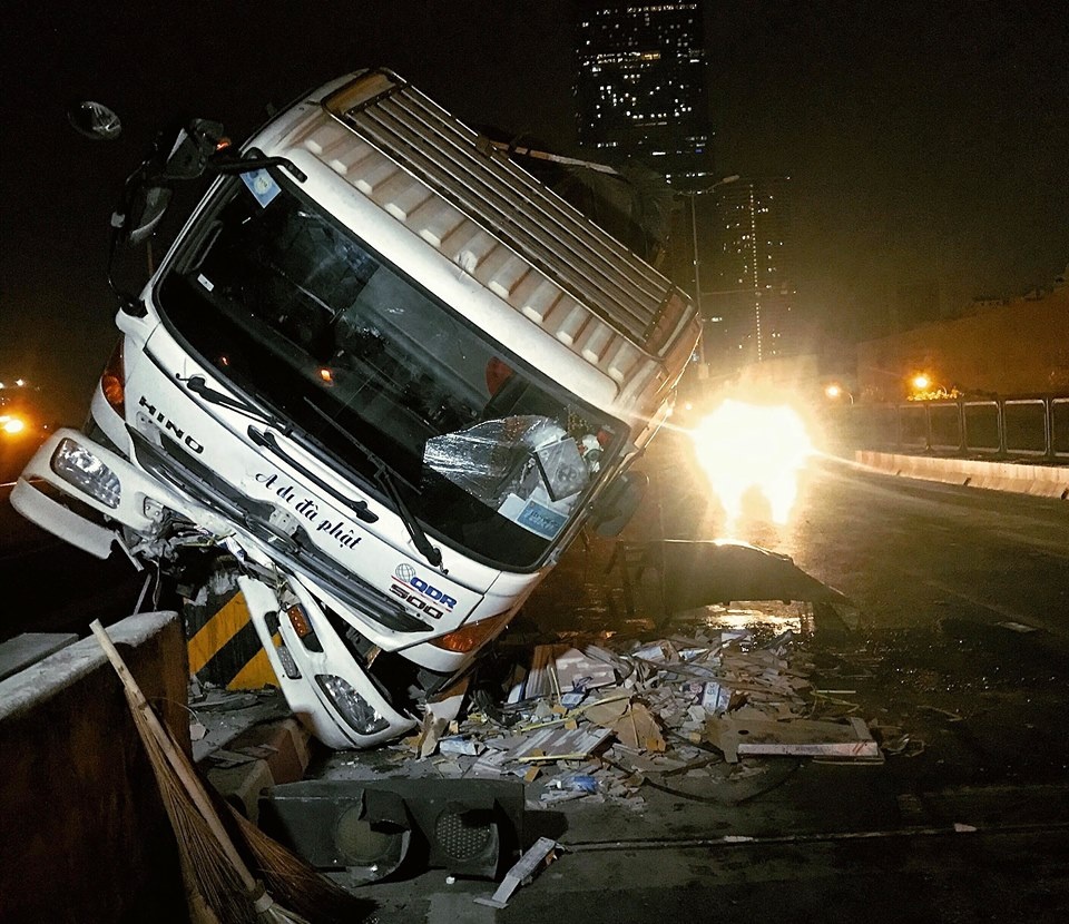 Xe tải 15 tấn đâm nát dải phân cách, tài xế thoát ảnh 2 Xe tai 15 tan dam nat dai phan cach, tai xe thoat anh 2