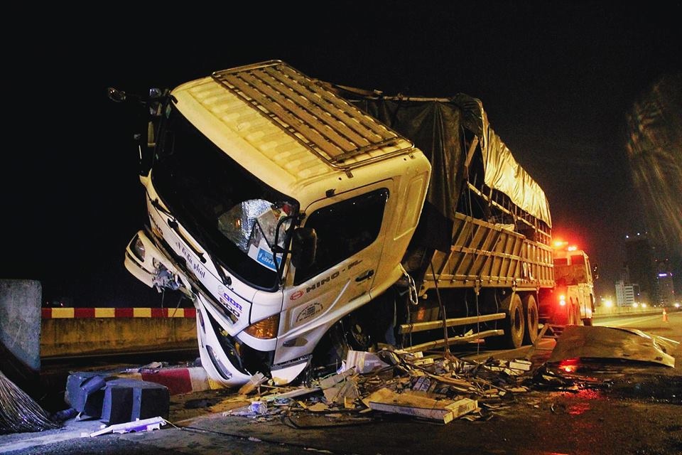 Xe tai 15 tan dam nat dai phan cach, tai xe thoat chet hinh anh