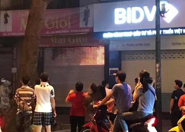 Canh sat cuu 5 nguoi khoi dam chay giua dem hinh anh