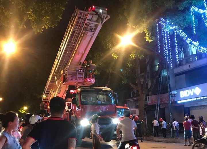 Cuu 5 nguoi trong can nha boc chay giua dem o Ha Noi hinh anh