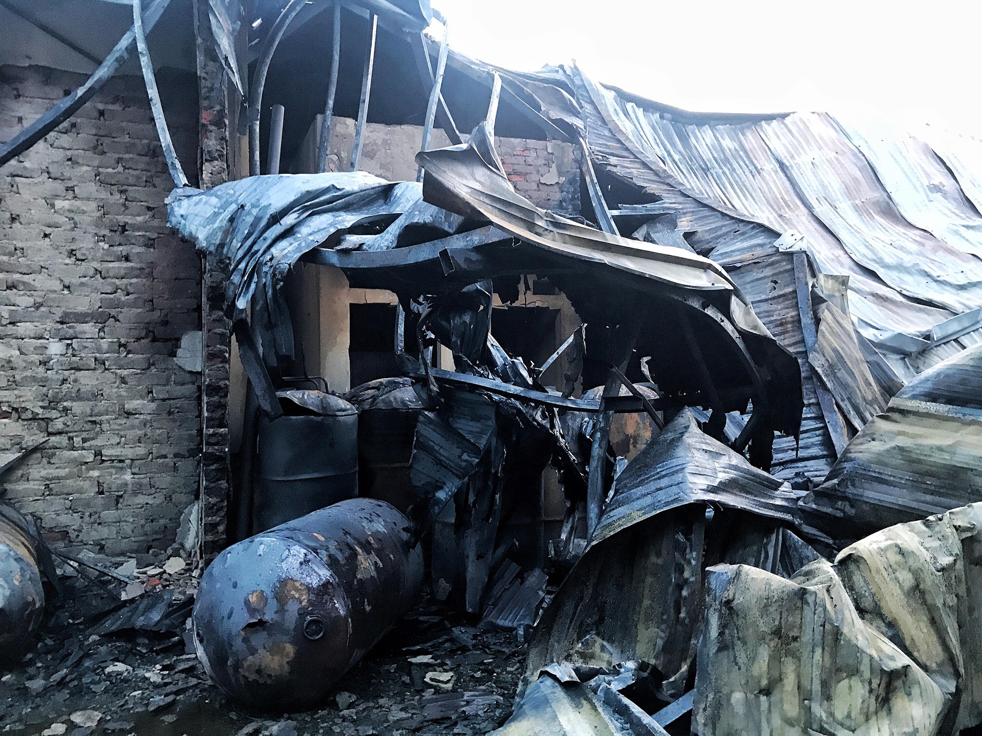 Nha xuong chung cat dau ven dai lo do sap, tan hoang sau vu chay hinh anh