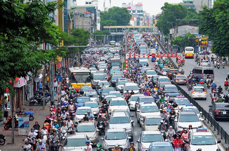 Xe bus va chạm ôtô 16 chỗ, cầu vượt Thái Hà - Tây Sơn ùn tắc ảnh 2 Xe bus va cham oto 16 cho, cau vuot Thai Ha - Tay Son un tac anh 2