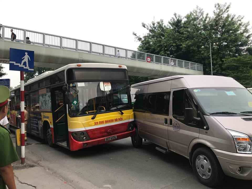 Xe buyt va cham oto 16 cho, gay tac duong chieu chu nhat hinh anh