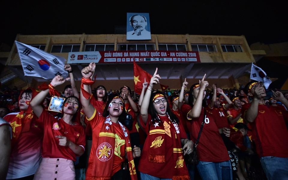 Co dong vien ca nuoc vo oa khi Van Toan ghi ban cho Olympic VN hinh anh