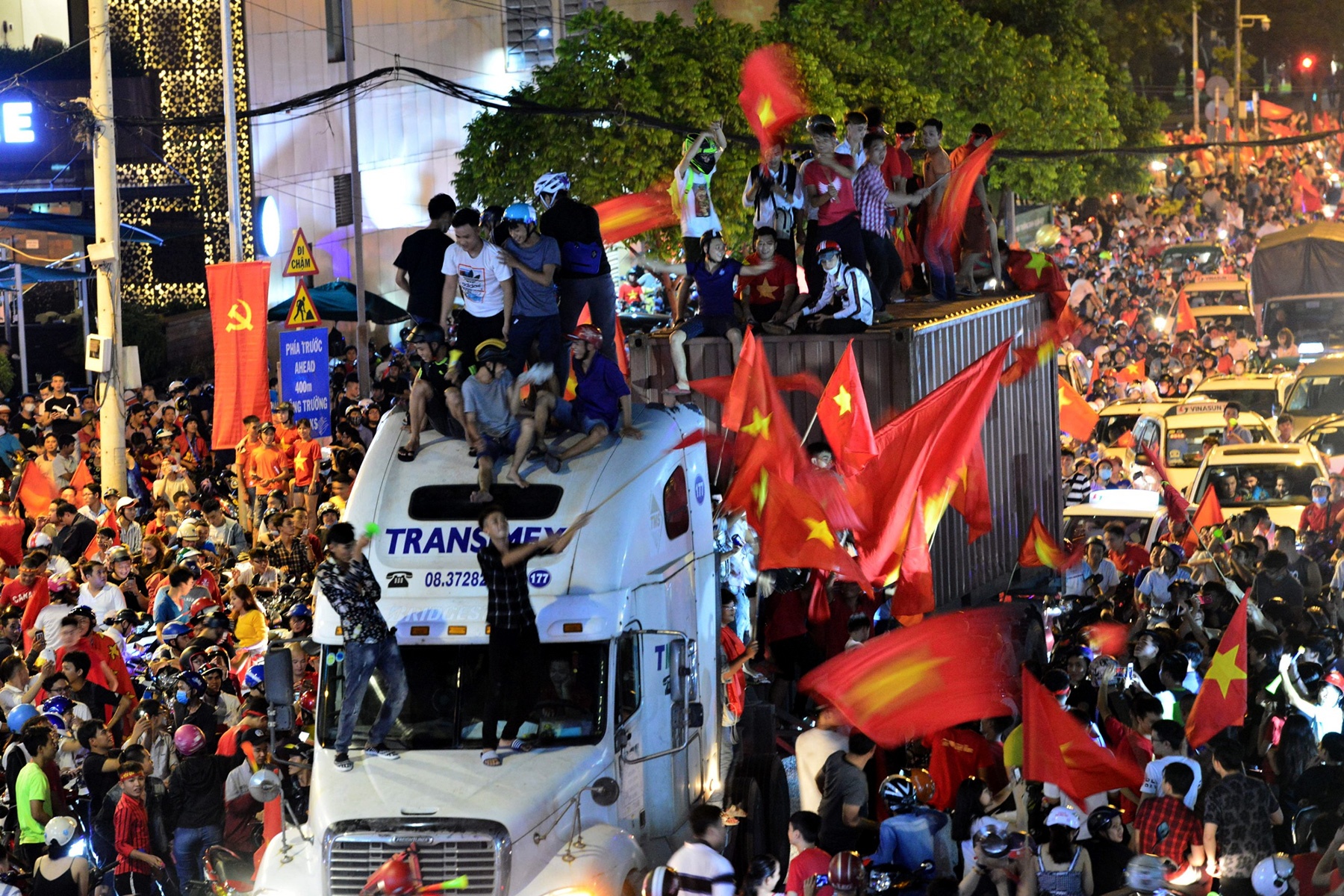 Bien nguoi ra duong xuyen dem mung chien thang cua Olympic Viet Nam hinh anh