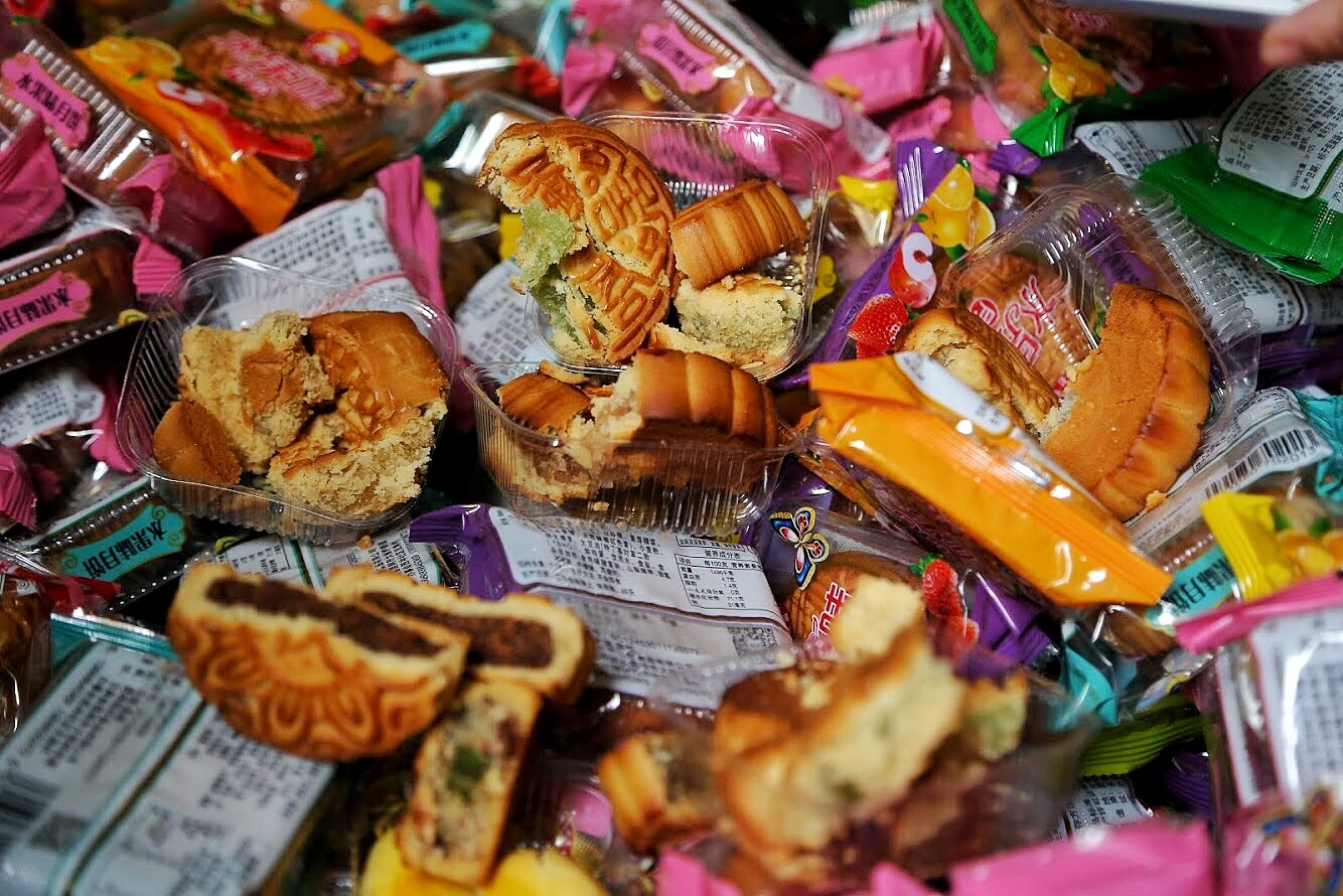 Thu giu gan 2.000 banh trung thu sieu re nhan mac Trung Quoc hinh anh