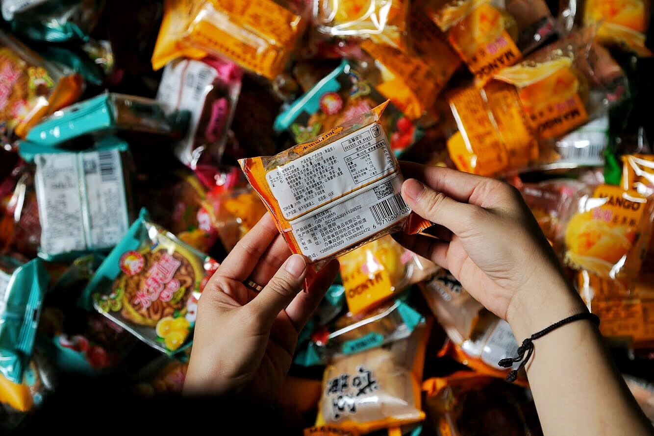 Thu giu lo hang banh trung thu sieu re khong han su dung tai Ha Noi hinh anh