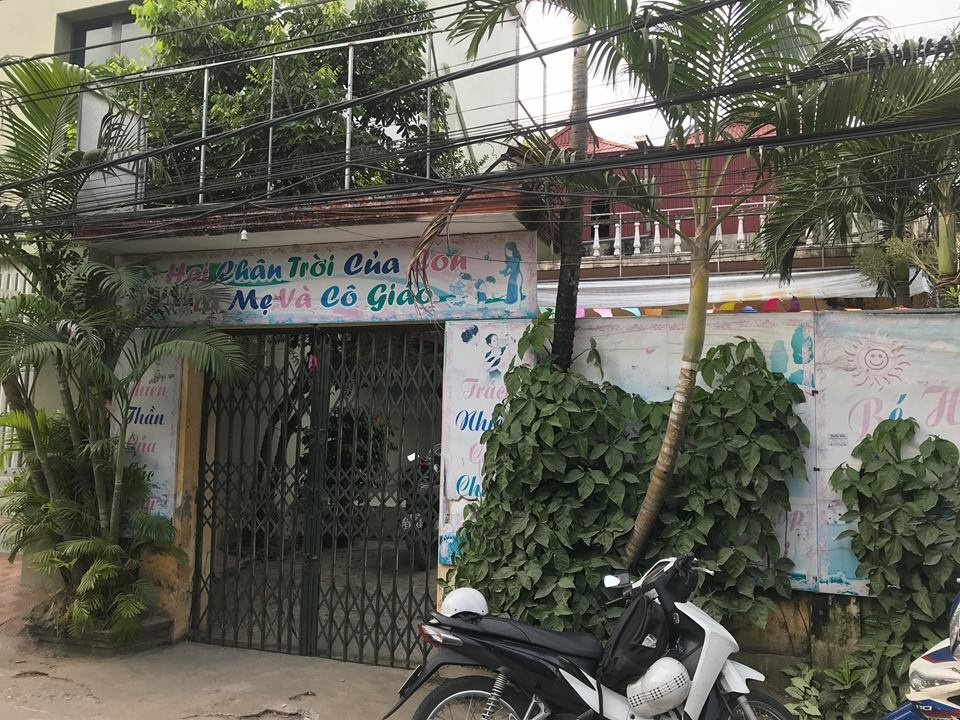 Be trai 22 thang bi cua quanh vung kin khi o lop hoc hinh anh