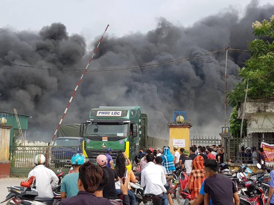 Khoi den cao hang chuc met boc ra tu xuong nhua tai Hung Yen hinh anh