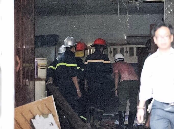 Lửa bất ngờ bùng cháy lại tại Đê La Thành ảnh 1 Lua bat ngo bung chay lai tai De La Thanh anh 1