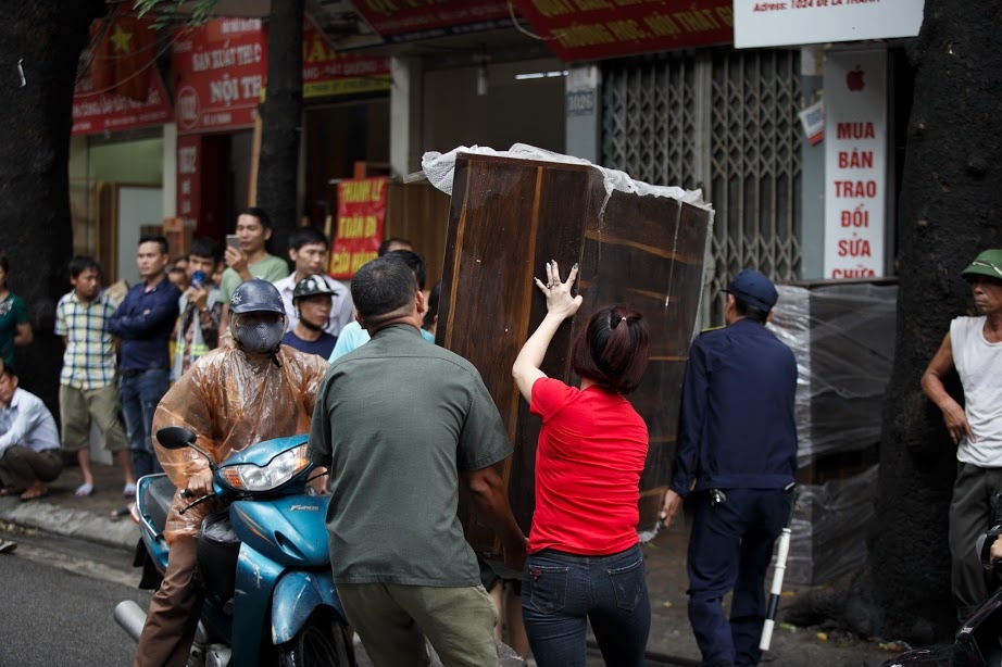 Lửa bất ngờ bùng cháy lại tại Đê La Thành ảnh 2 Lua bat ngo bung chay lai tai De La Thanh anh 2