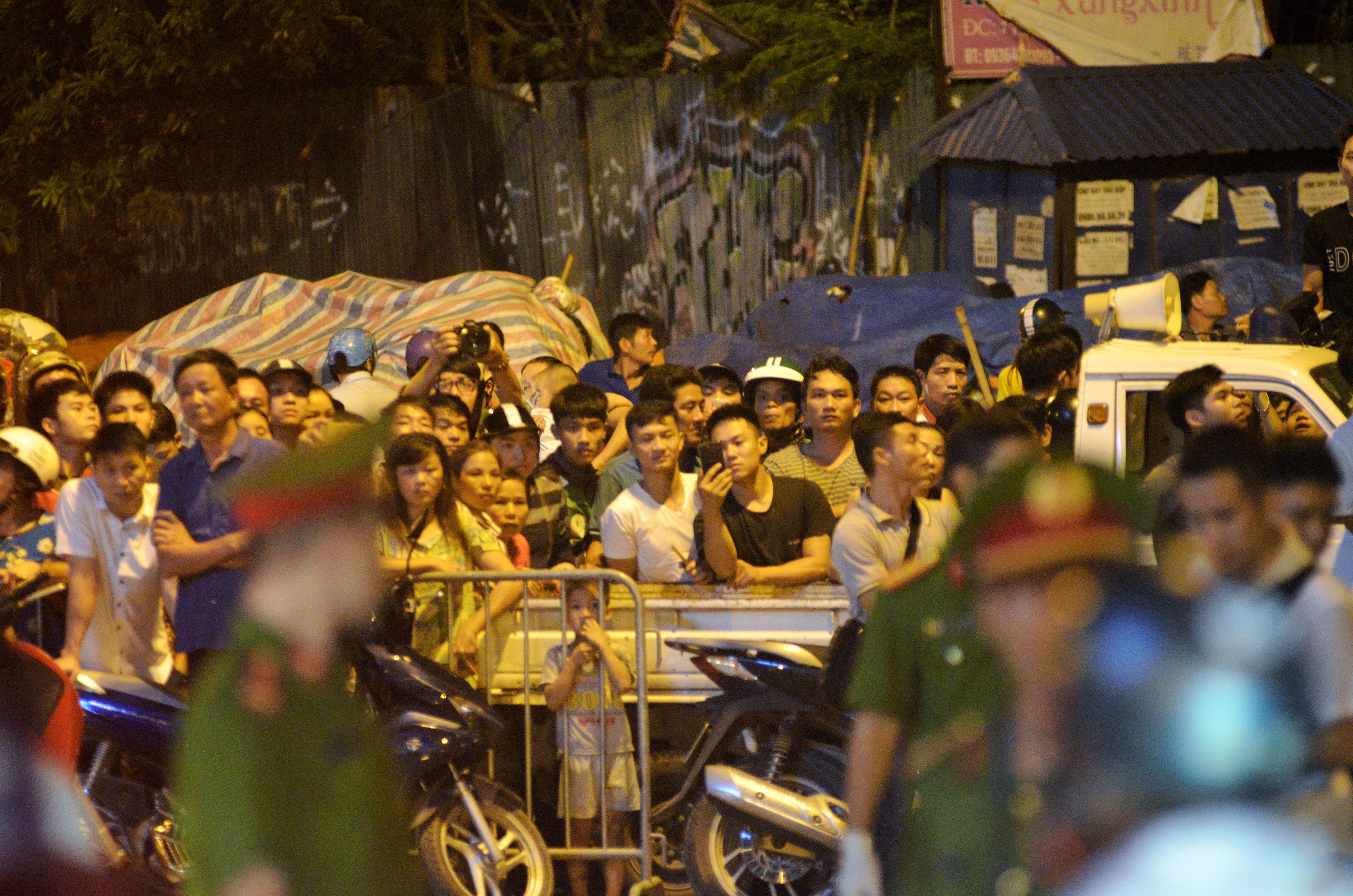 Thanh sat roi trung nguoi di duong o Le Van luong anh 10