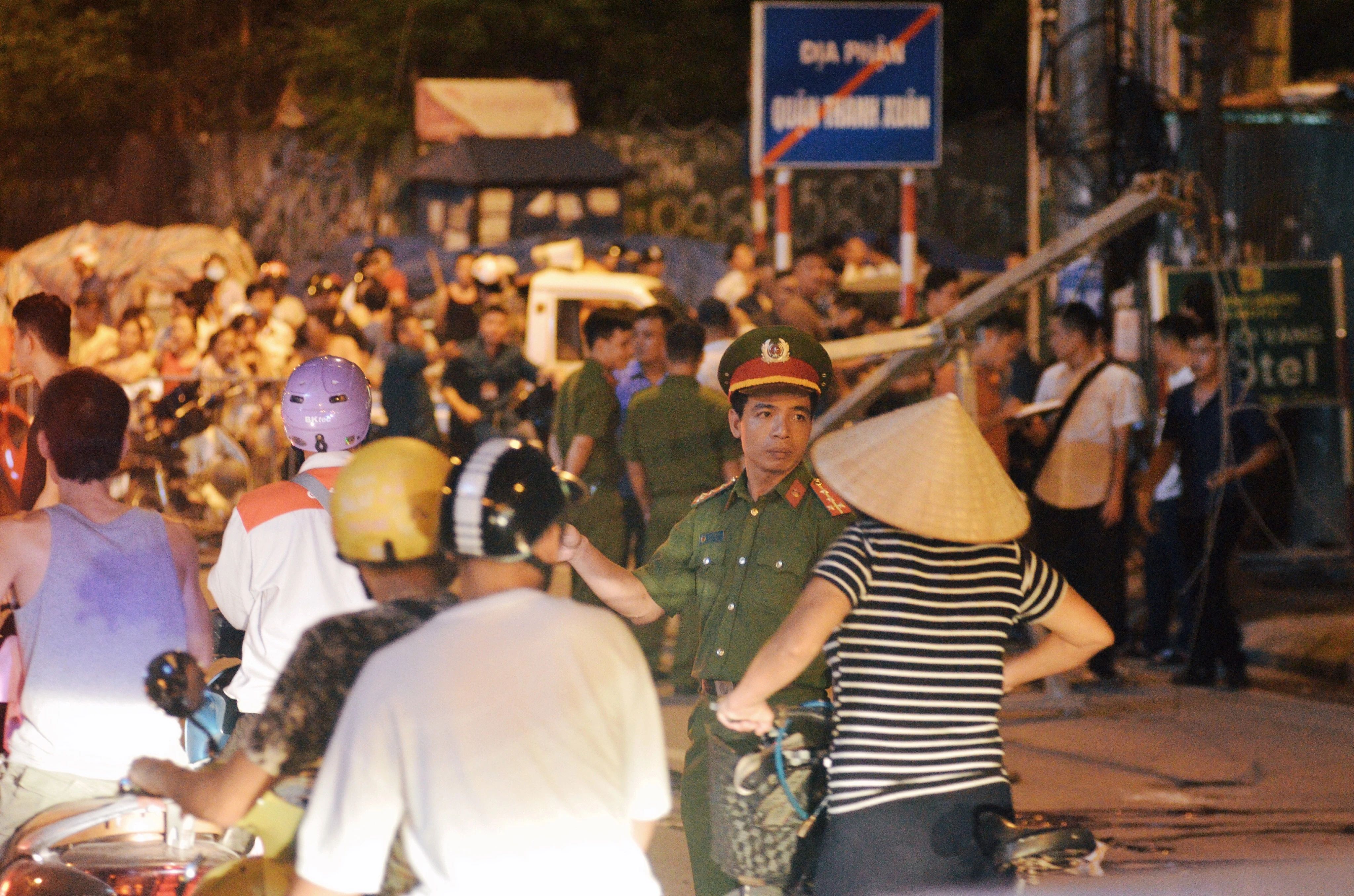 Thanh sat roi trung nguoi di duong o Le Van luong anh 12