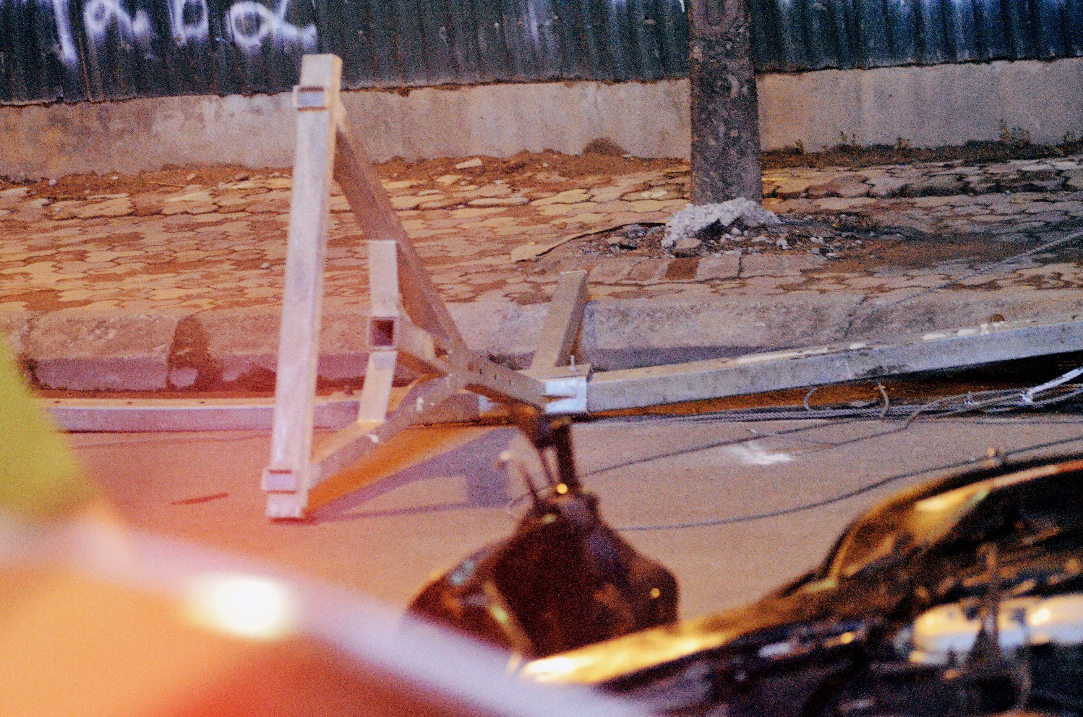 Thanh sat roi trung nguoi di duong o Le Van luong anh 4