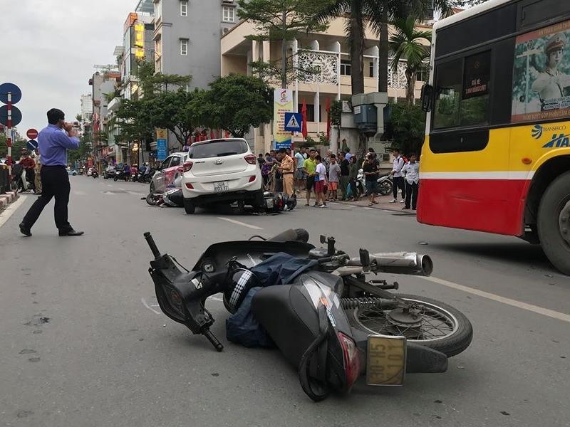 7 oto, xe may dam lien hoan gio cao diem hinh anh