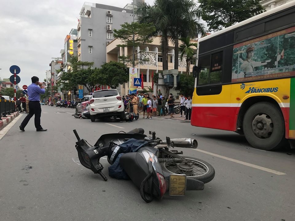 Tai nạn liên hoàn trên phố ảnh 2 Tai nan lien hoan tren pho anh 2