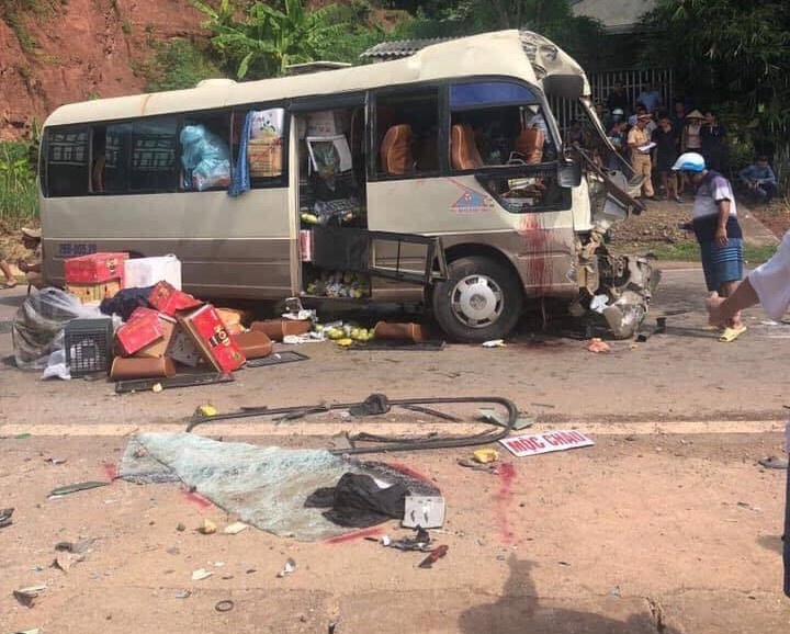 Xe dau keo tong truc dien xe khach, 10 nguoi bi thuong hinh anh