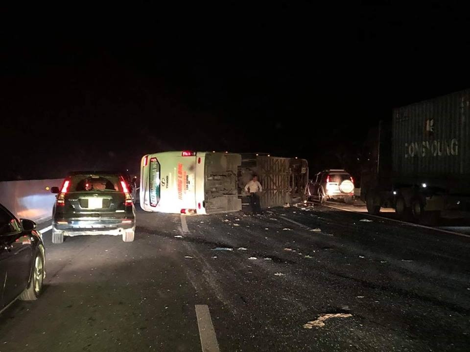 Xe khách lật trên cao tốc Hà Nội - Hải Phòng ảnh 2 Xe khach lat tren cao toc Ha Noi - Hai Phong anh 2