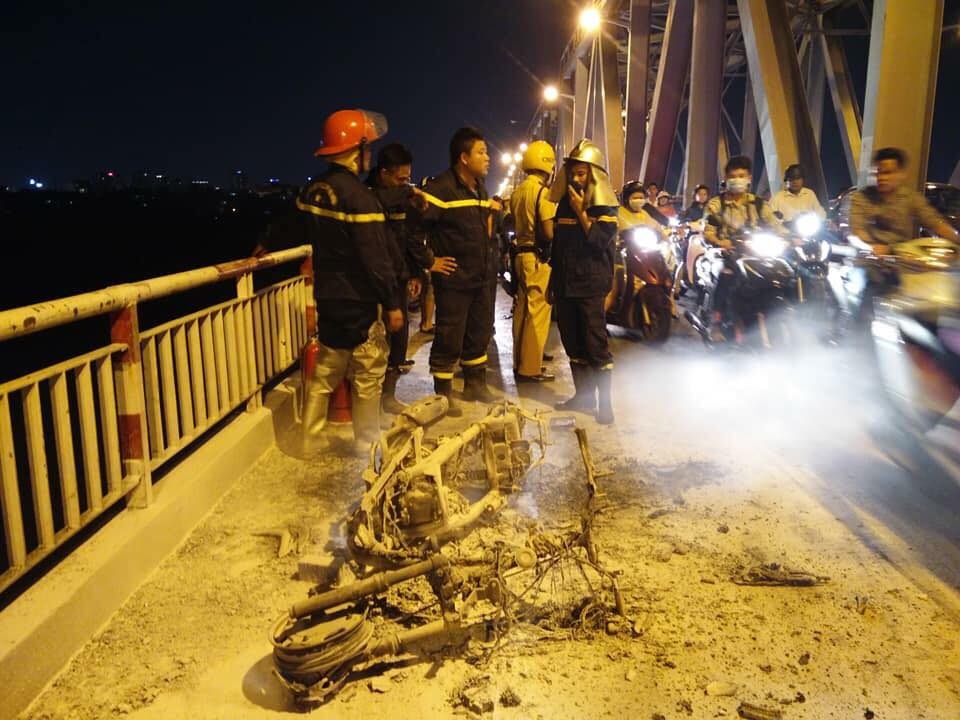 Chay xe may cau Chuong Duong anh 1