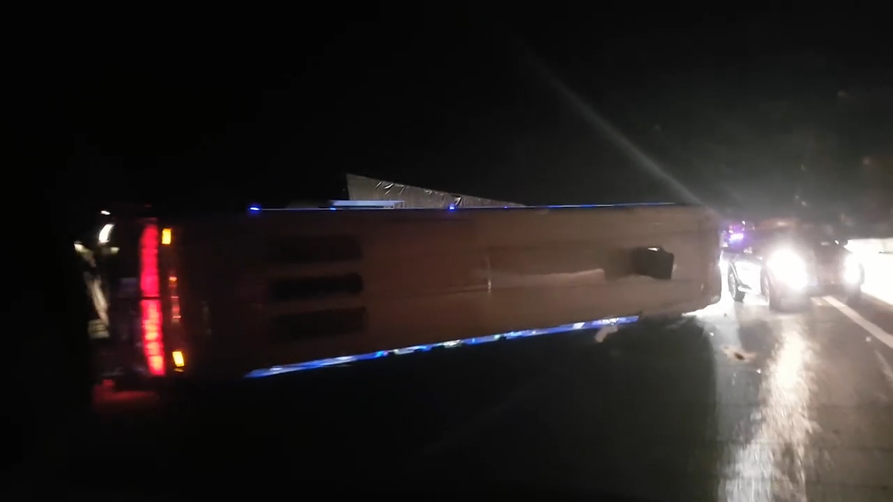 Oto cho 20 nguoi lat tren cao toc, nhieu hanh khach nhap vien hinh anh