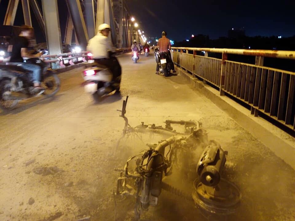 Xe may boc chay, giao thong cau Chuong Duong te liet hinh anh