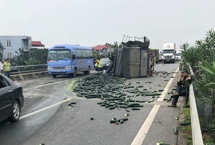 Cao toc Noi Bai - Lao Cai tac 20 km sau vu oto tai dam xe khach hinh anh