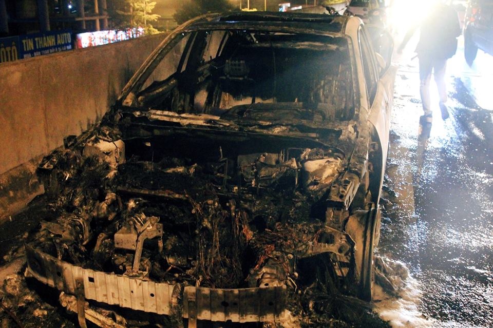 Mazda 3 chay tro khung sat o duong vanh dai tren cao hinh anh