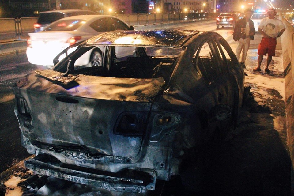 Xế hộp bốc cháy trên đường vành đai 3 ảnh 1 Xe hop boc chay tren duong vanh dai 3 anh 1