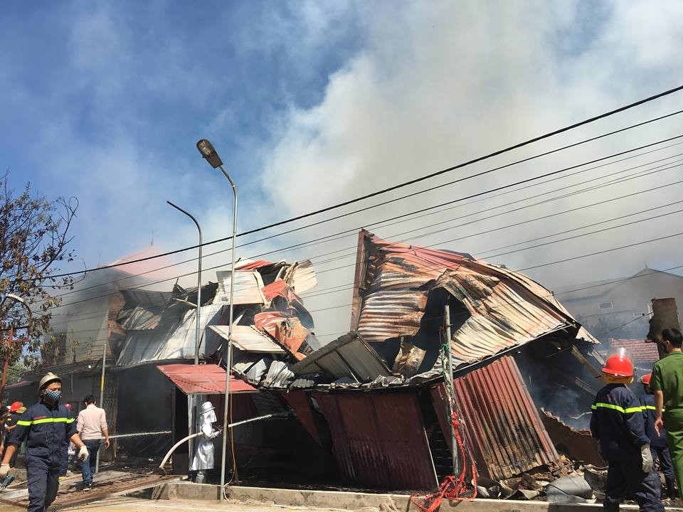 Xuong go rong 500 m2 do sap hoan toan sau chay hinh anh