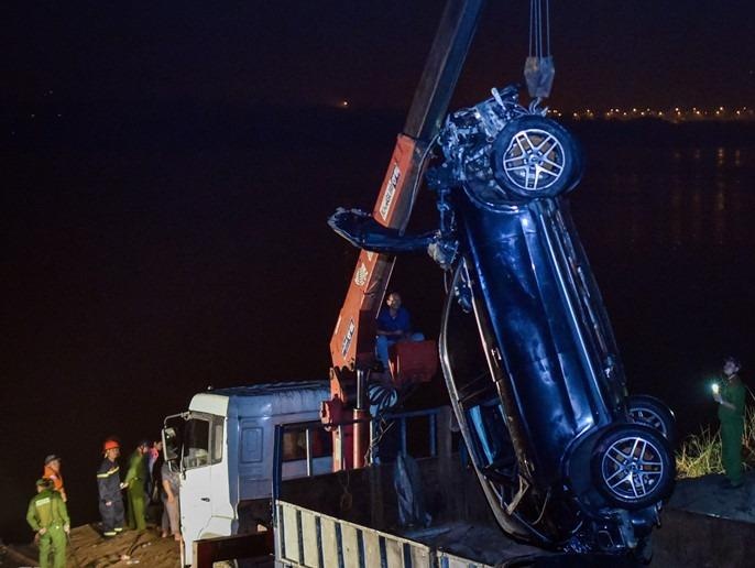 7 gio truc vot xe Mercedes va nan nhan roi xuong song Hong hinh anh