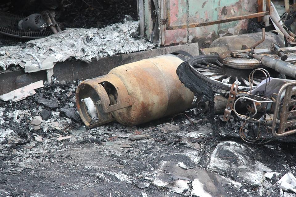 2 nguoi bi bong sau tieng no lon trong can nha 4 tang hinh anh