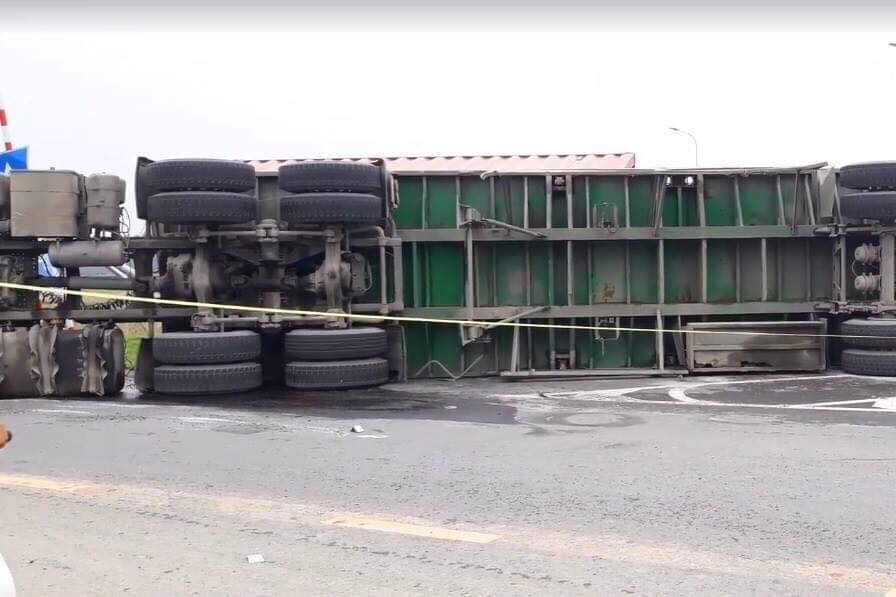 Xe container lat de chet 2 me con hinh anh