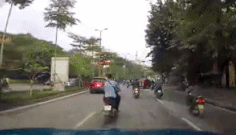 Tai xe Audi Q5 bi cuong khi lui xe gay tai nan lien hoan hinh anh