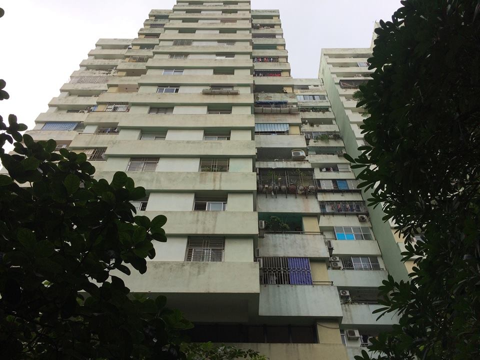 Be trai 5 tuoi roi tu tang 7 chung cu hinh anh