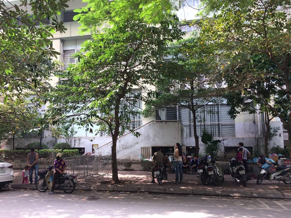 Bé trai 5 tuổi rơi từ tầng cao chung cư xuống đất ảnh 2 Be trai 5 tuoi roi tu tang cao chung cu xuong dat anh 2