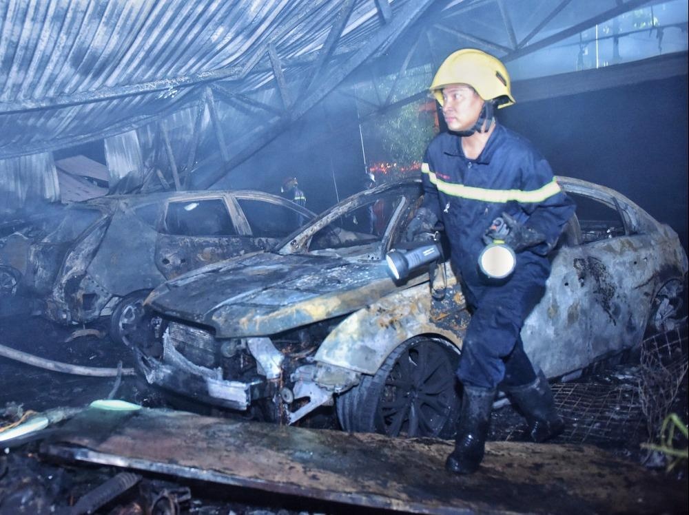 Hang loat xe hop tro khung sau vu hoa hoan tai gara oto hinh anh