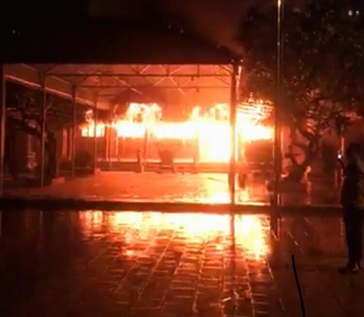 Dinh lang o Dich Vong chay lon do thap huong ngay dau thang hinh anh