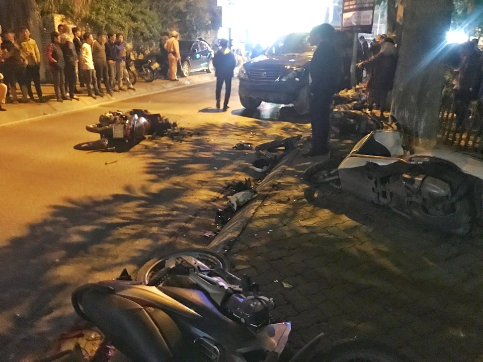 Hien truong vu oto Lexus dam 7 xe may, anh 1