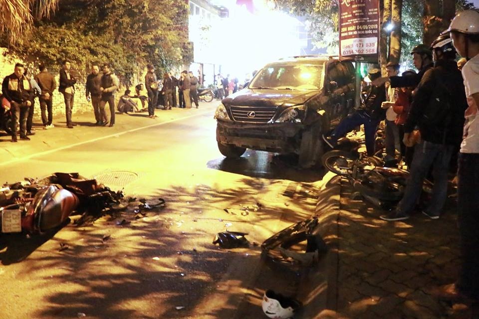 Hien truong xe hop Lexus tong 7 xe may va 2 oto o Ha Noi hinh anh