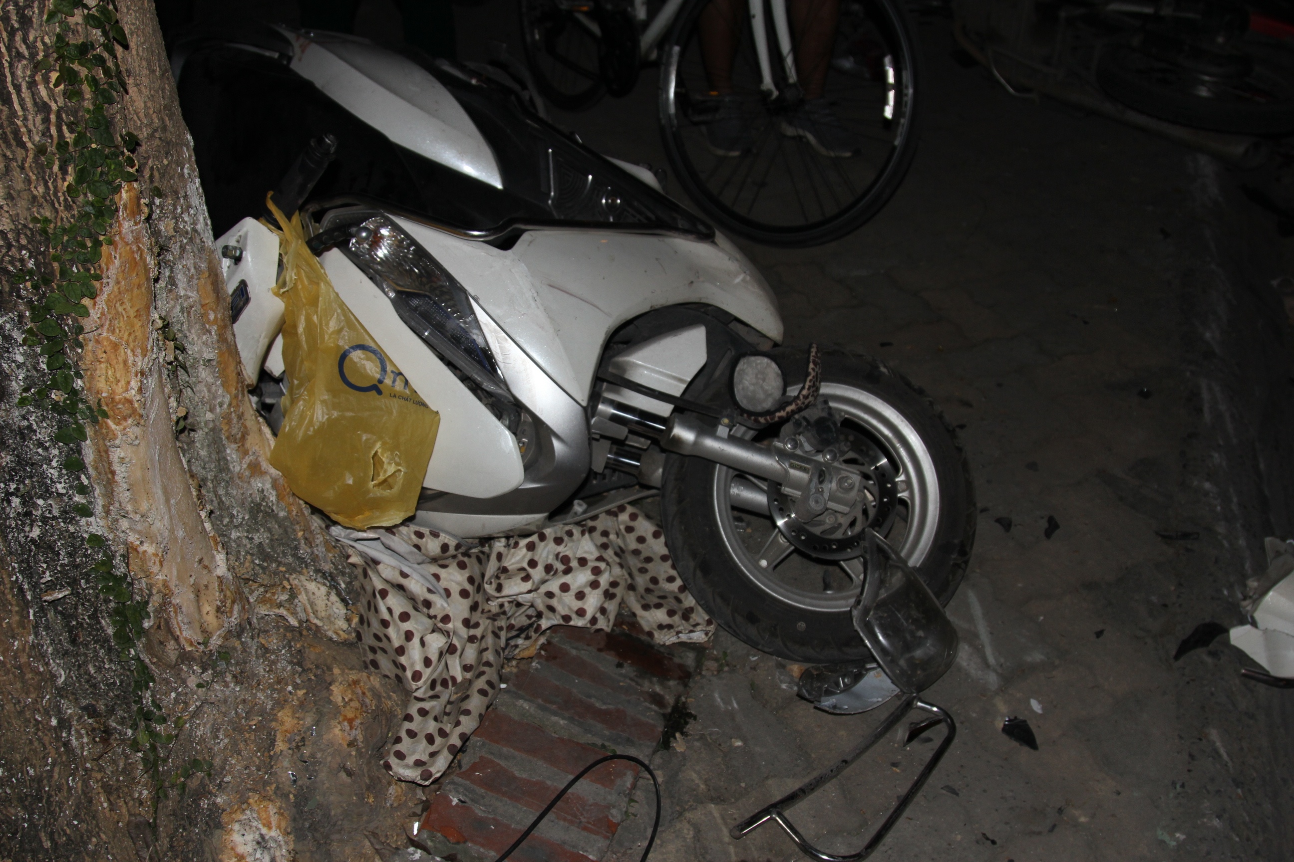 Hien truong vu oto Lexus dam 7 xe may, anh 4