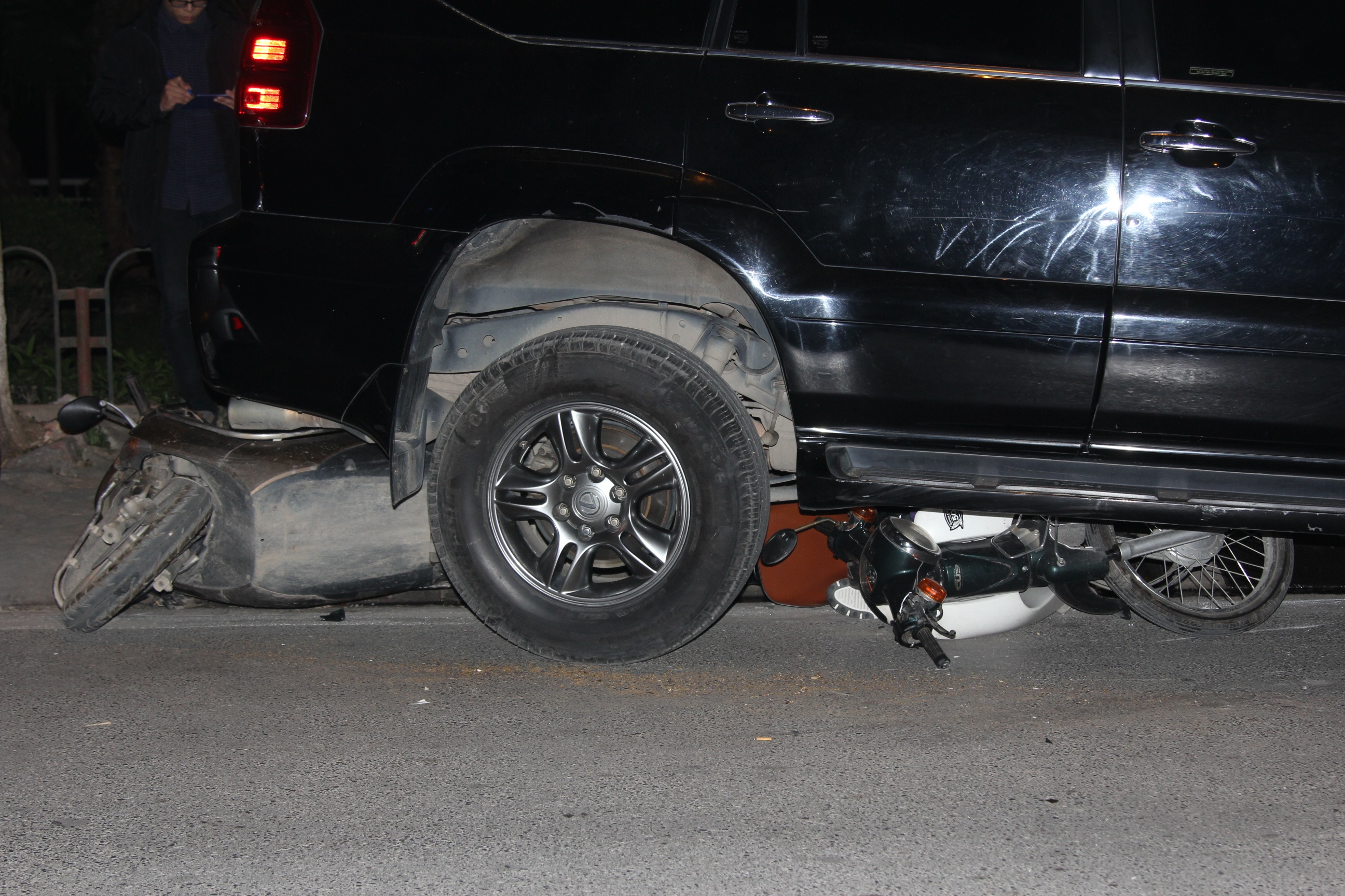 Hien truong vu oto Lexus dam 7 xe may, anh 5