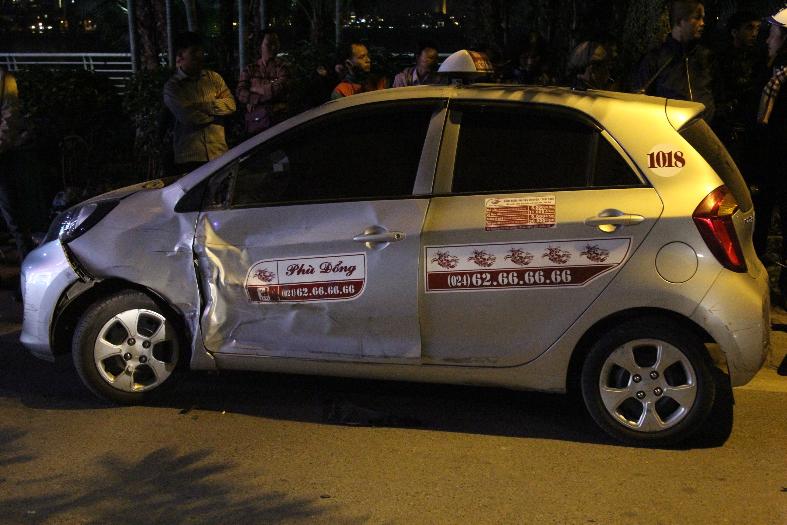 Hien truong vu oto Lexus dam 7 xe may, anh 7