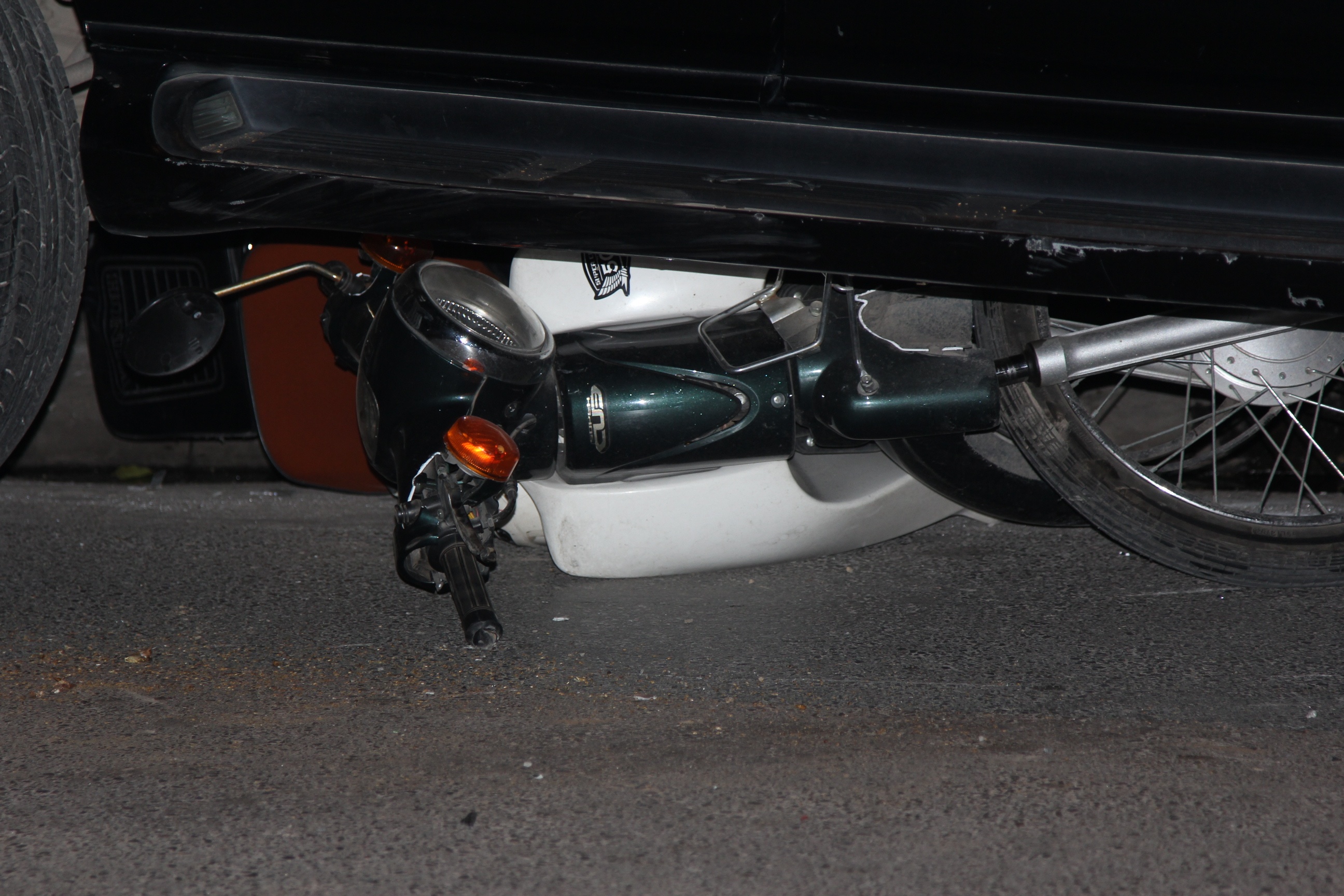 Hien truong vu oto Lexus dam 7 xe may, anh 6