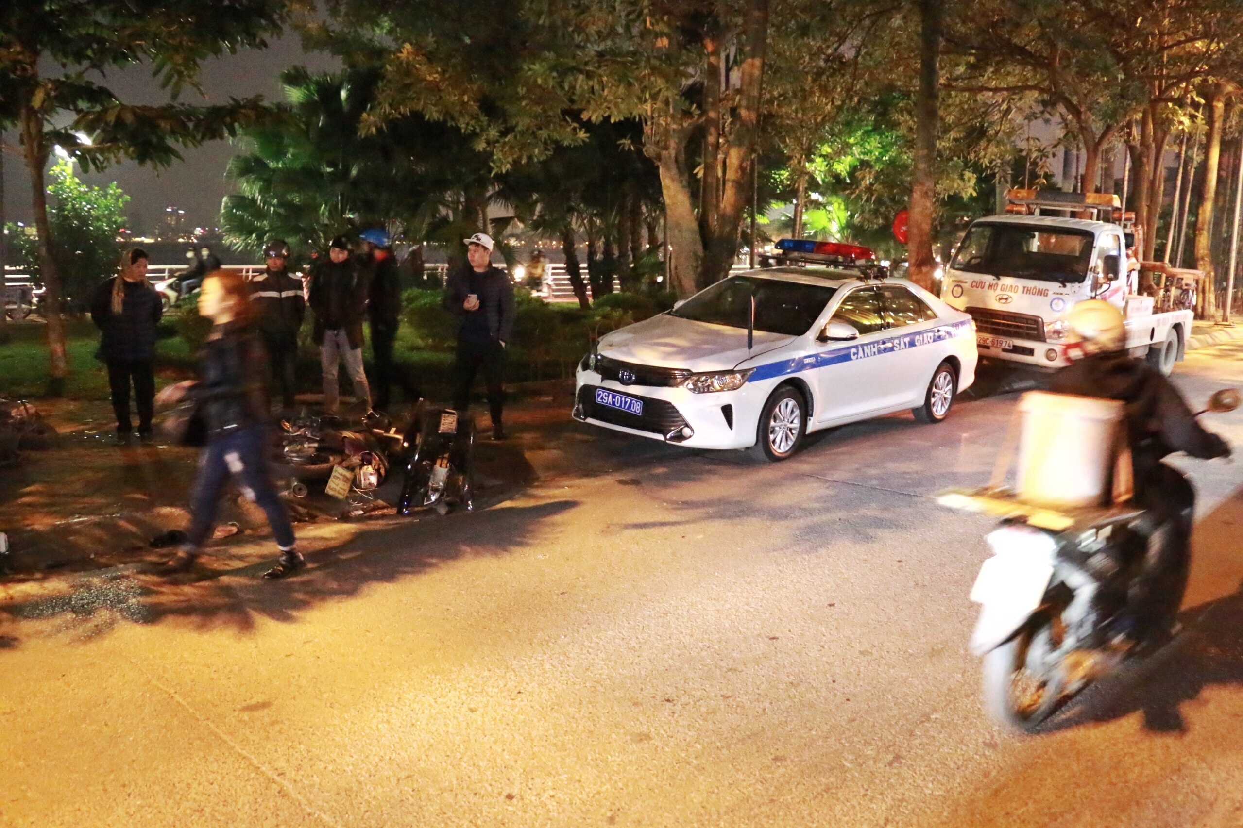 Hien truong vu oto Lexus dam 7 xe may, anh 8